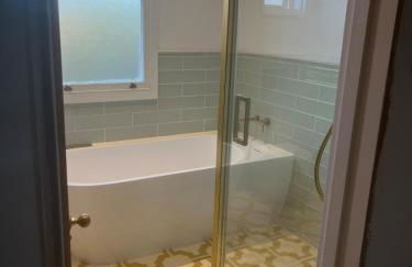 Spacious 4 Bed House Ideal for Races - Photo 26