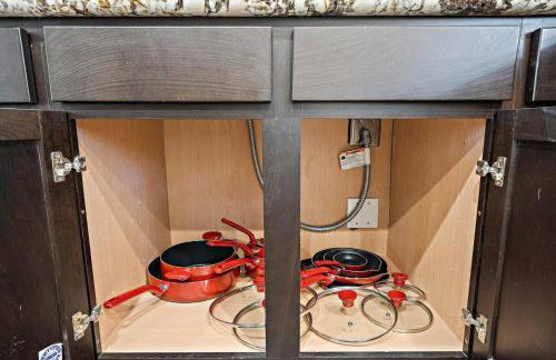 Nr DT, Med Center, Midtown Sleeps 16 Game Room - Photo 14