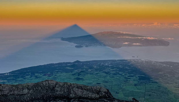 La sombra de la Montaña del Pico sobre el archipiélago