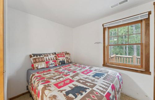 8BR 5BA Huge Dog Friendly Log Cabin near Wisconsin Dells and Lake sleeps 25plus - Foto 23