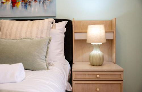 Coastal Escape with Balcony & River Dart Views - Foto 16