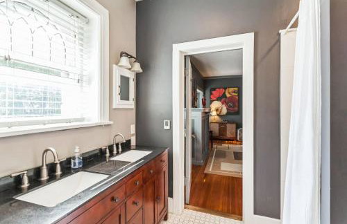 Massive 5 bedroom downtown - Photo 15