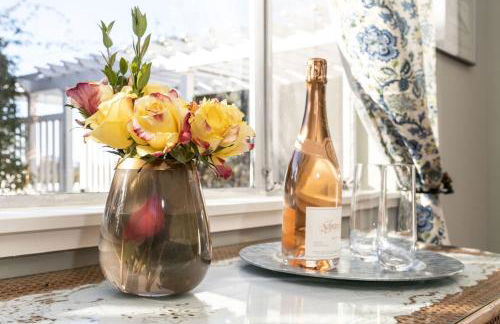 Charming Garden Cottage- steps to historic Old Town Half Moon Bay - Foto 1