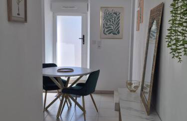 La longère du Moulin, logement T2 indépendant tout équipé avec cuisine, parking individuel avec portail, salon de jardin, belle grande chambre - Foto 9