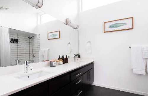 Stylish Urban Loft wFloating Stairs&Fireplace - Foto 28