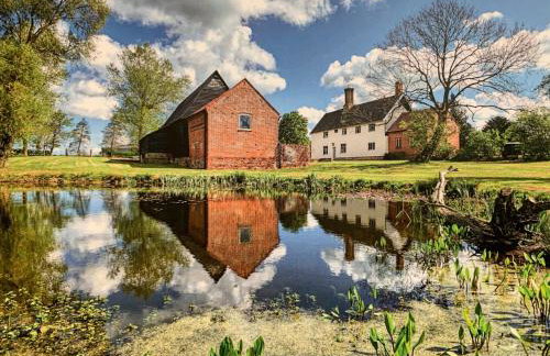 Farmhouse in Suffolk with wild swimming & hot tub - Photo 1