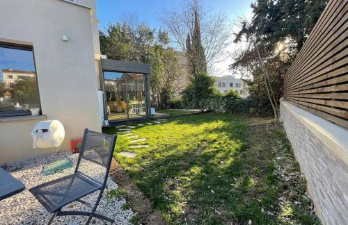 Glass and wood designer villa with garden in centertown - Foto 26