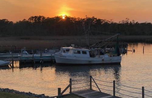 Sawyers Lodge - Historic Soundfront Home, Pool, Hot Tub, Boat Launch, Kayaks, Pets OK, Flex Stays - Foto 5