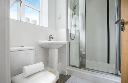 Middleton House with Free Parking, Fast-Wifi, SmartTV and Garden by Yoko Property - Photo 10