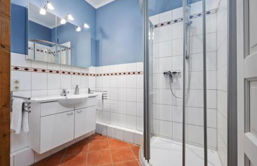 GUT KLETKAMP "Storchennest" - Ferienwohnung im Schlossturm mit 3 Schlafzimmern I Panorama-Turmzimmer mit Naturblick I Gemeinschaftsgarten I 15 Min zur Ostsee I Küche I Parkplatz I WLAN - Foto 10