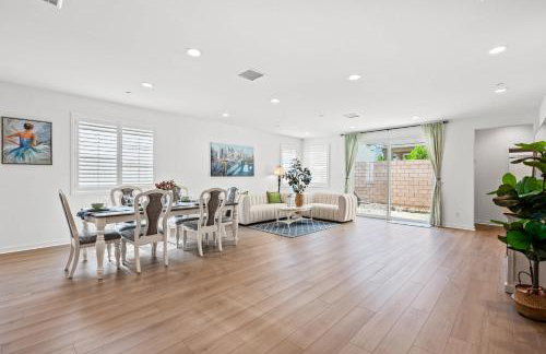 Spacious 5BR Getaway w Game Room & Modern Comfort - Photo 71