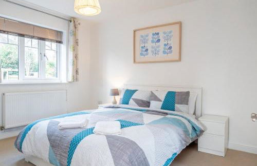 Spacious 4 Bed house with parking and garden at Reading - Photo 5