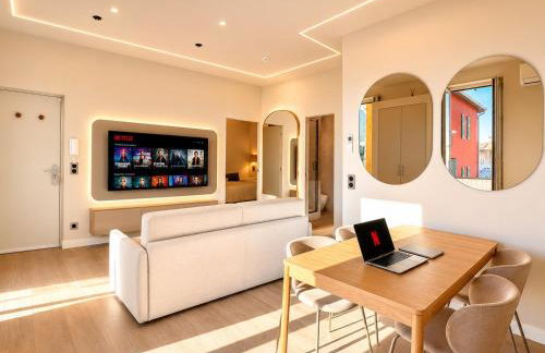 MONACO - MENTON - SEA VIEW - FULL CLIM - 2 BEDROOMS - PREMIUM LOCATION - LUXURY RENOVATED - PARKING - BALCONY - BEAcH and SUN - Photo 1
