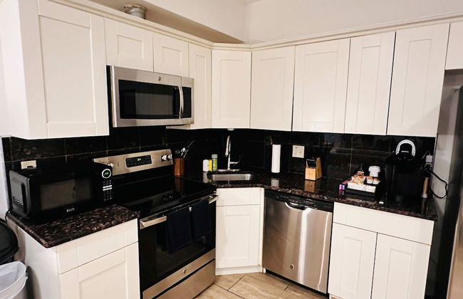 Cherry Suites 2BR Apt w W D Arcade Machine - Foto 50