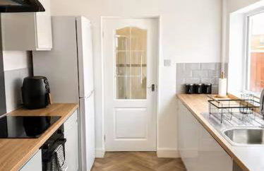 Spacious & Stylish 3-Bed House with Parking, Perfect for Contractors, Minutes from Shops, Cafés & Pubs - Foto 2
