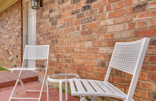 Near Globe Life and ATandT! Convenient Unit with Patio - Foto 22