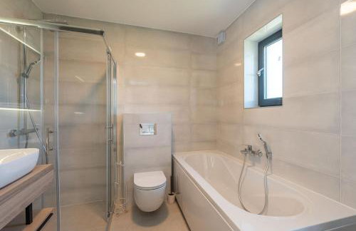 Green & Blue Five Bedroom Villa with Private Pool and Complete Privacy - Photo 29