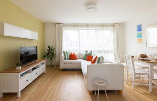 Sunny & Modern Near the Beach & Village w Parking - Foto 1