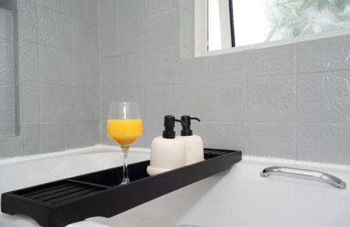 Beautiful Orpington Home w Pool Table and Driveway - Photo 10