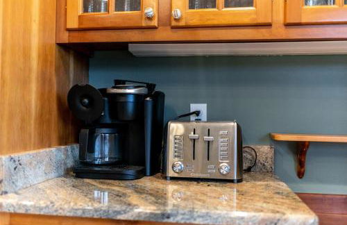 Secluded 4 bedroom with hot tub minutes from campus - Foto 15