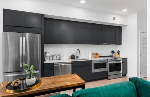 River View High-End Condo with Private Patio and FREE Parking - Foto 15