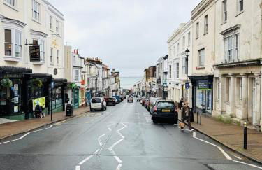 NEW Central Ryde Retreat, Melville Duplex, short walk to Beach Sleeps 6 - Foto 5