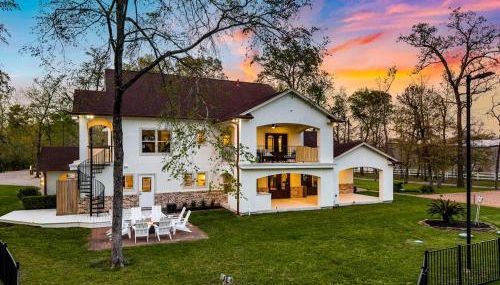 The LUX at West Event & Stay, Pool, Golf & Pickle - Photo 5