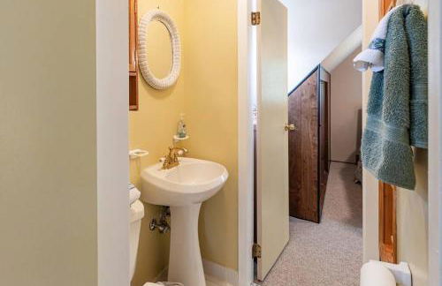 Lakefront with Lots of Light and Private Dock Access - Foto 51