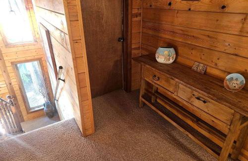 Peaceful Mountain Cabin with Private Lake and Game Room Near Long Barn, California - Foto 9