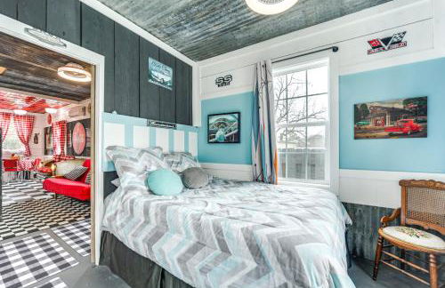 Fifties Diner-Style Llano Home with Shared Fire Pit - Photo 13