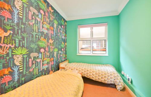 Princes Esplanade-Beachfront House with Balcony a stone throw from Gurnard Beach - Foto 34