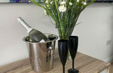 Stylish 1 bedroom studio outdoor area and hot tub - Foto 14