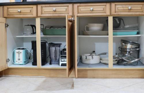 Tropical PoolHome Walk to Shops Near Beach - Foto 41