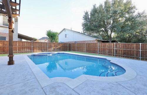 Gorgeous 4 bedroom 2,5 bath Home with Heated Pool, Spa & Game Room close to DFW Airport - Photo 38