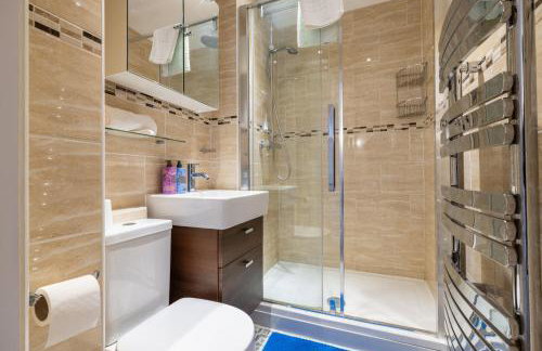 Shenley House- Premium Stay, Private Parking for multiple cars, Sleeps 6, 2 Bedroom, 2 Ensuites, Central MK - Foto 5