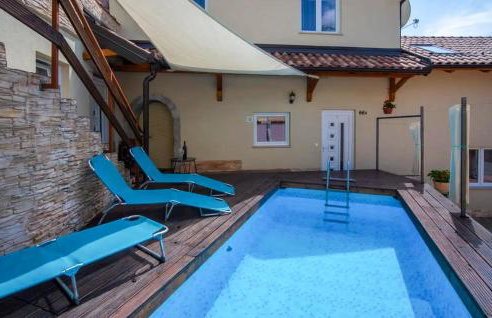 2 Bedroom Amazing Apartment In Veli Brgud - Photo 6