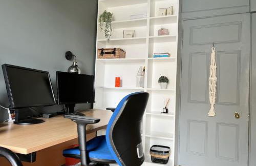 Gilmore House - 5 Bedroom Victorian Home with Hot Tub - Photo 25