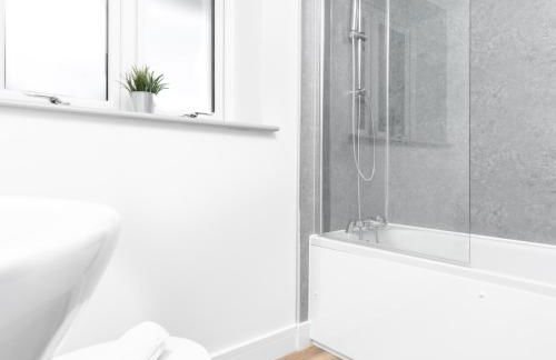 Modern Two Bed Apartment - Balcony & Parking - Netflix 8MC - Foto 7