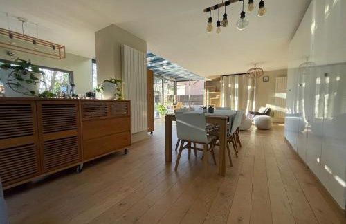 Glass and wood designer villa with garden in centertown - Foto 27