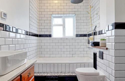 Spacious 4-Bedroom Home Near Station Seafront - Pass the Keys - Foto 48