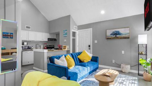 Skyline Loft with 2 Balconies 5 min to Love Field - Foto 1