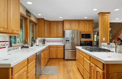 Iron Mountain - Spacious Secluded Lodge with Hot Tub & Game Room - Photo 24