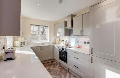 Hunters Cottage - Luxury, high end, hot hub, AC, slipper bath, couples retreat - Photo 26