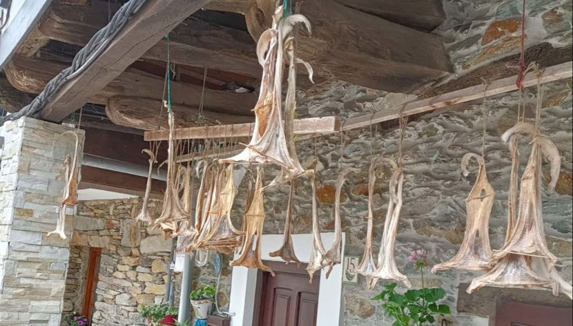 Decoración marinera de una casa en Cudillero