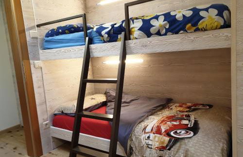 Ampio appartamento su 2 livelli con garage coperto - Foto 14