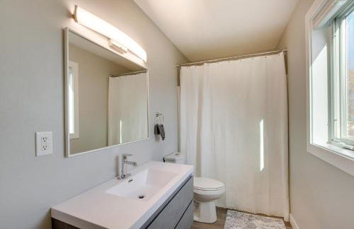 Bright Little Chute Condo with Deck and Yard! - Foto 16