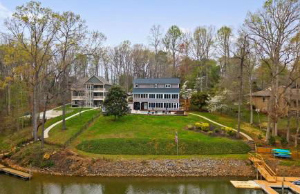 Sleeps 22, Lakefront w/ Private Dock & Pool, 2 Houses Lake Living by Avantstay - Foto 14