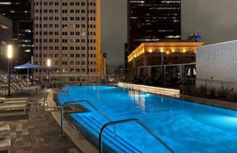 Snug 3BR HighRise with Pool, Spa & Rooftop Views - Foto 1