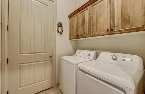 A super variety of games, golf carts, & unique decor near Zion National Park! - Foto 22