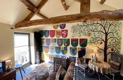 Romantic four poster Cottage private outdoor Hot Tub & Sauna at Harthill Hall plus private daily use of indoor pool and sauna 1 hour per day - Photo 17